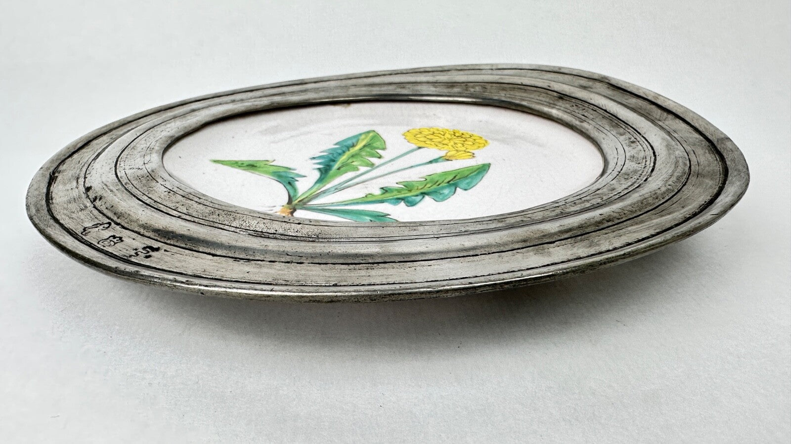 Assiette murale décorative faïence et étain au pissenlit