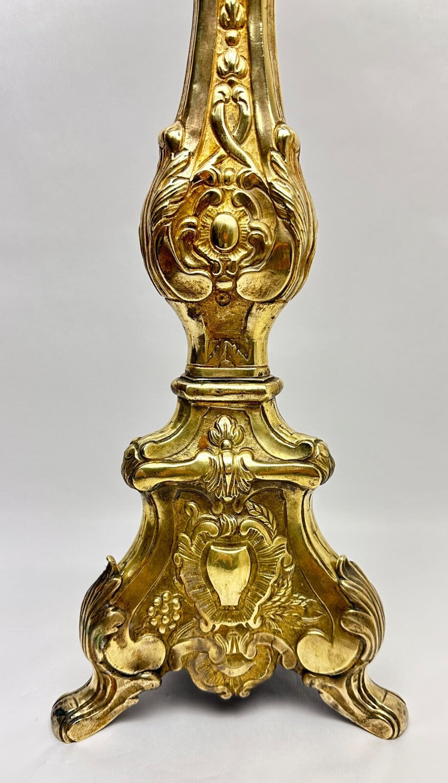Important Pique-cierge En Laiton Repoussé Monté En Lampe 19ème