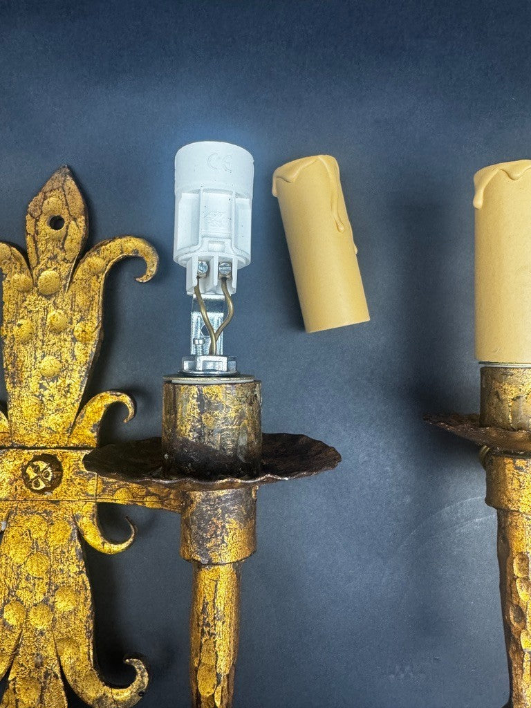 Paire d’appliques murales gothiques en fer forgé doré électrifiées