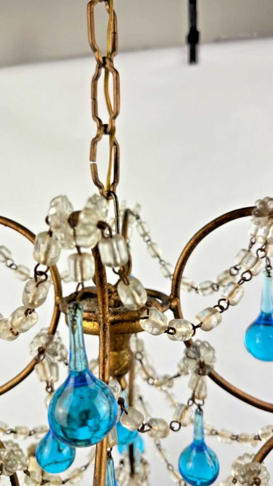 Lustre à pampilles italien perles bleues et bois doré