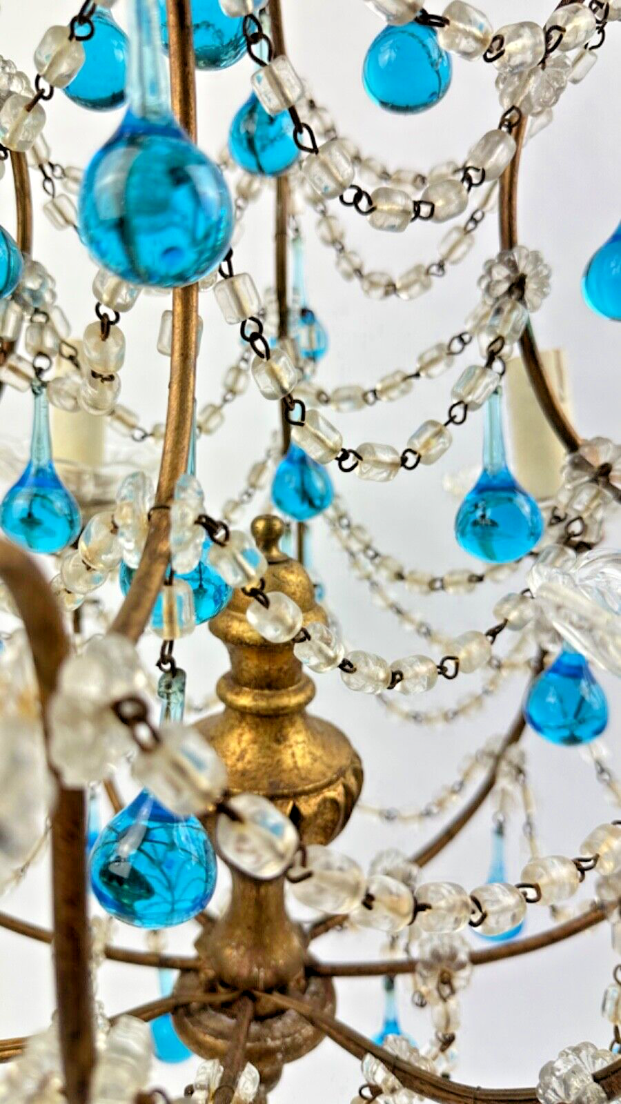 Lustre à pampilles italien perles bleues et bois doré