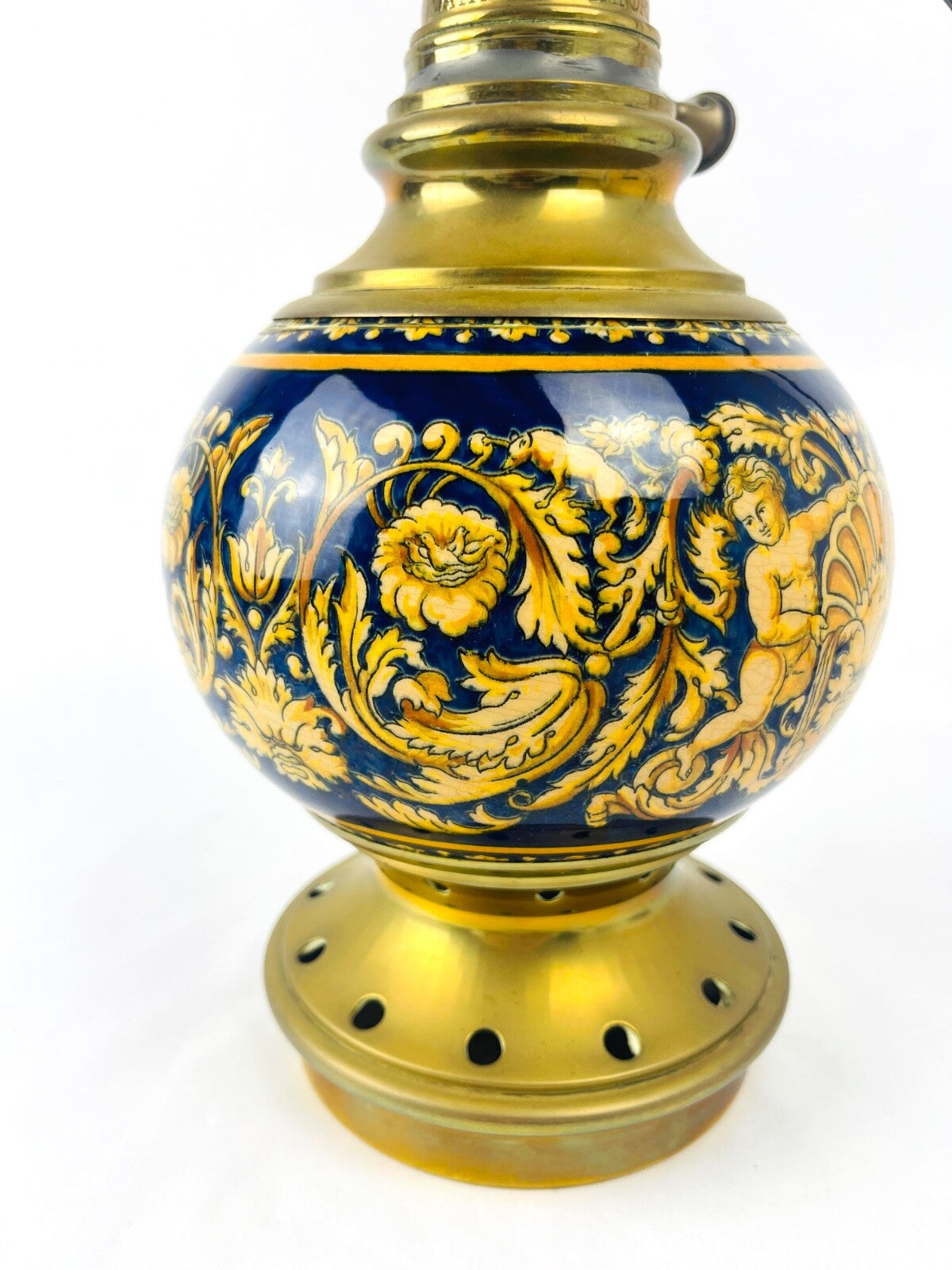 Lampe à huile en porcelaine de Gien modèle Renaissance montée à l'électricité