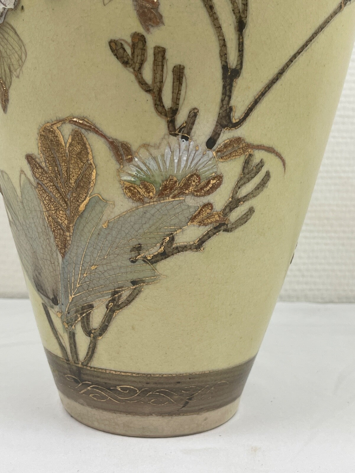 Grand vase en porcelaine du Japon, Satsuma, chrysanthèmes en relief
