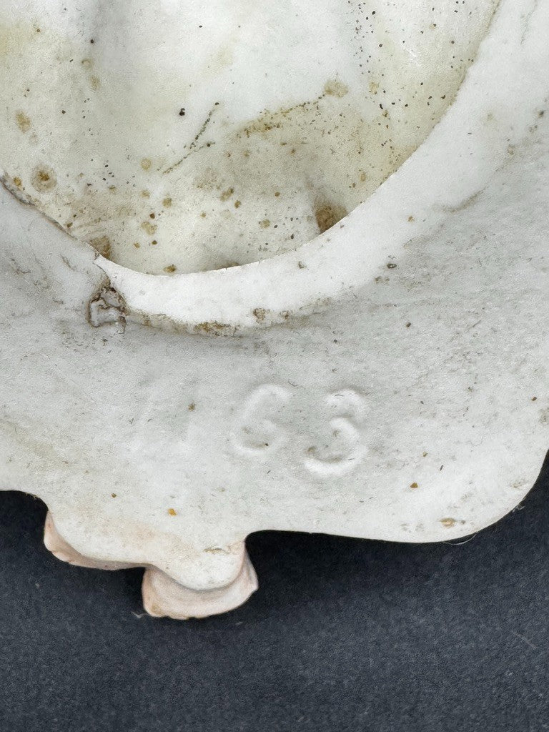 Bénitier mural ange en biscuit de porcelaine polychrome XIXe