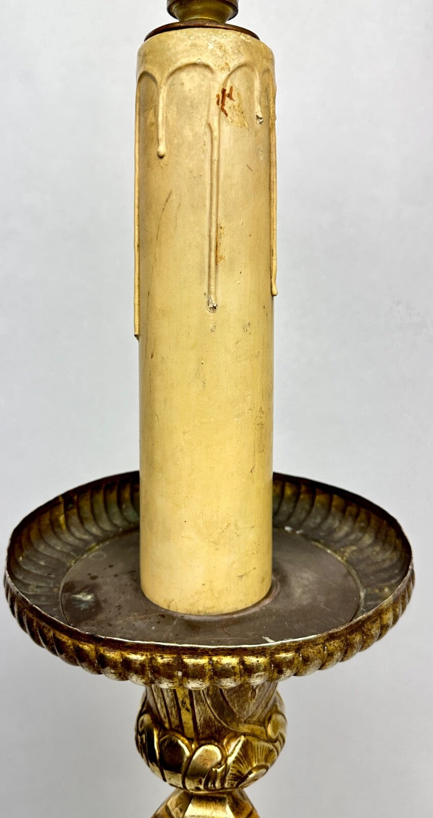 Important Pique-cierge En Laiton Repoussé Monté En Lampe 19ème