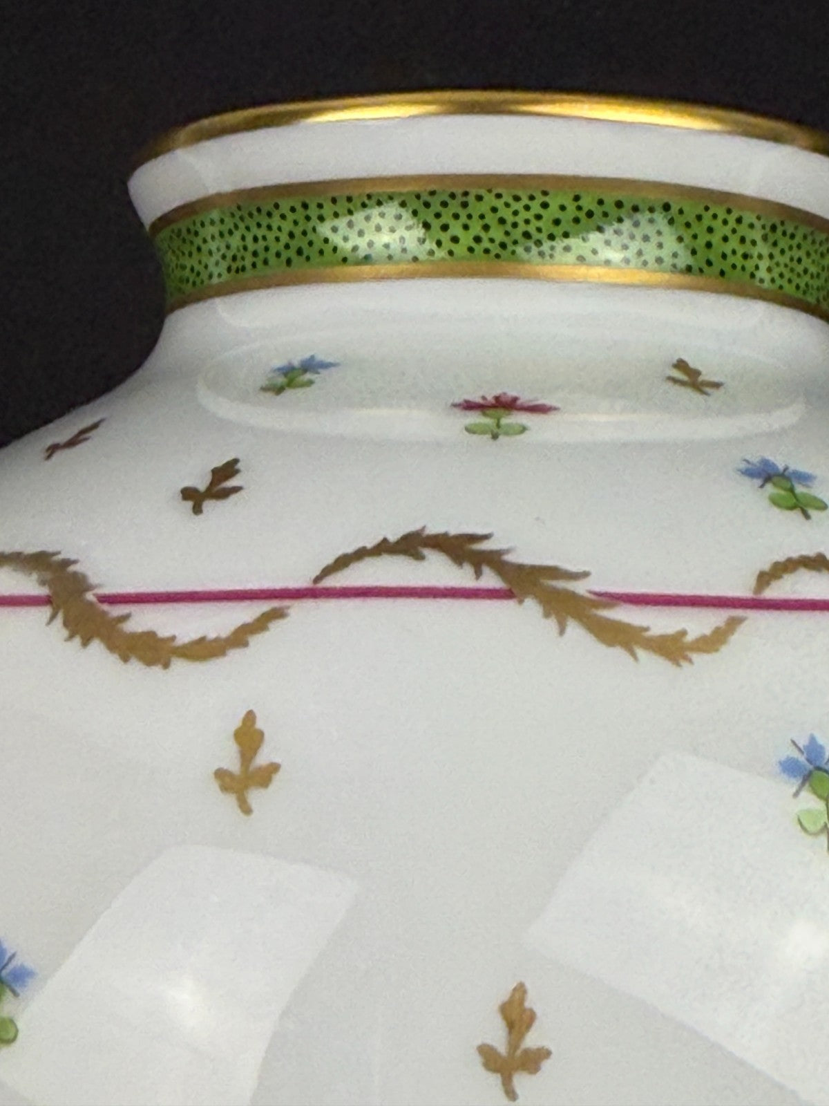 Haviland, vase en porcelaine de Limoges modèle Vieux Paris vert