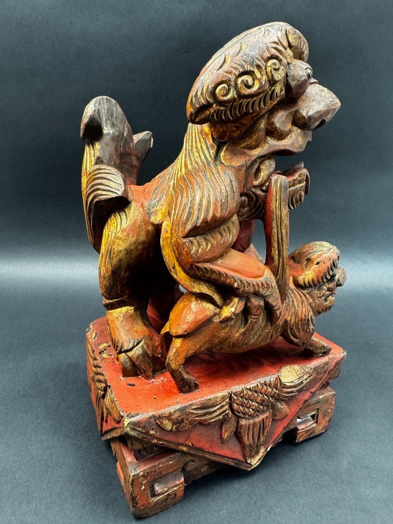 Paire de lions gardiens chinois en bois sculpté polychrome XIXe
