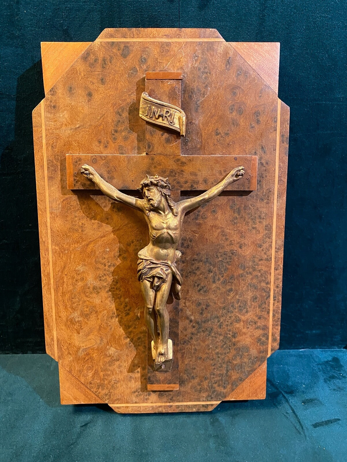 Grand crucifix, bois et bronze