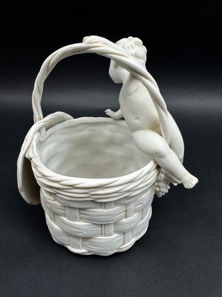 Corbeille en porcelaine blanche à décor de putto, XIXe siècle, 13 cm