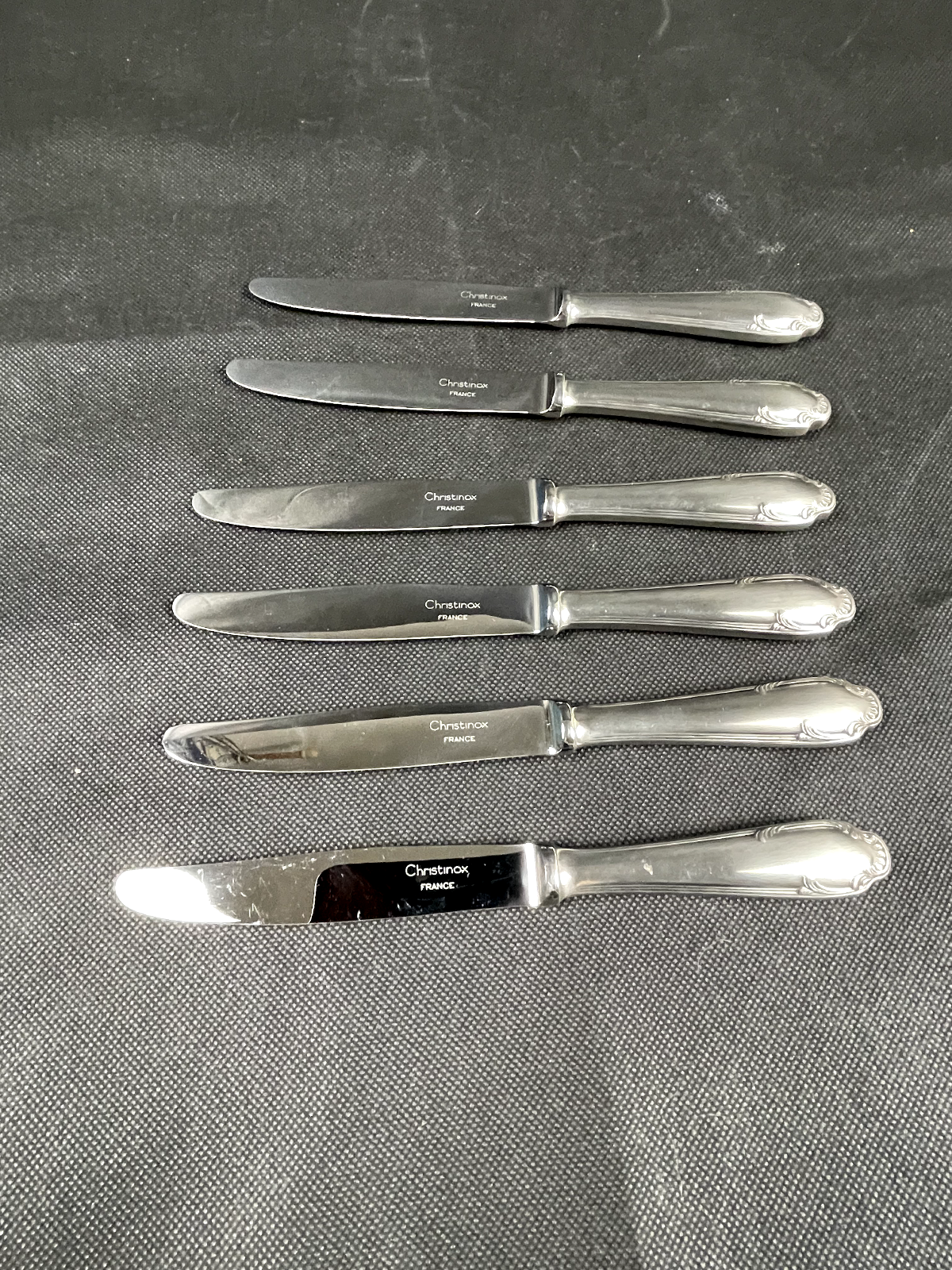 Christinox pour Christofle, 6 couteaux à dessert modèle proche de Pompadour