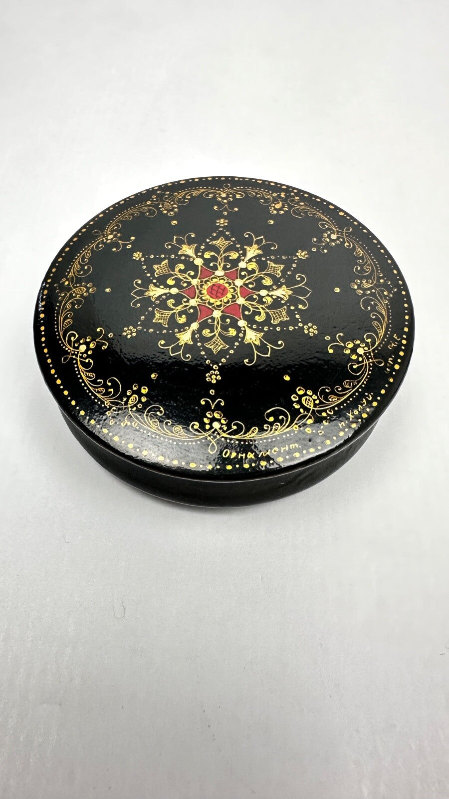 Boite en laque de Palekh, Russie, décor de volutes