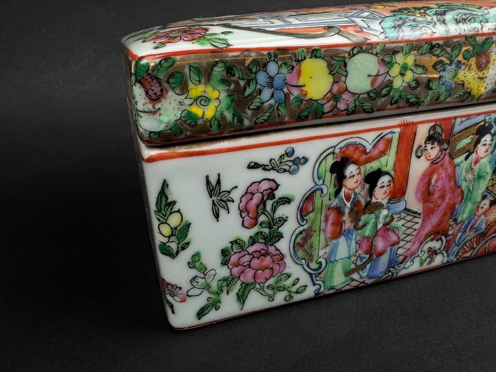Boîte rectangulaire en porcelaine de Canton – décor famille rose – Chine