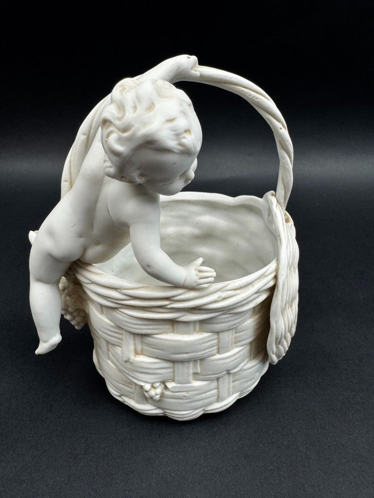 Corbeille en porcelaine blanche à décor de putto, XIXe siècle, 13 cm