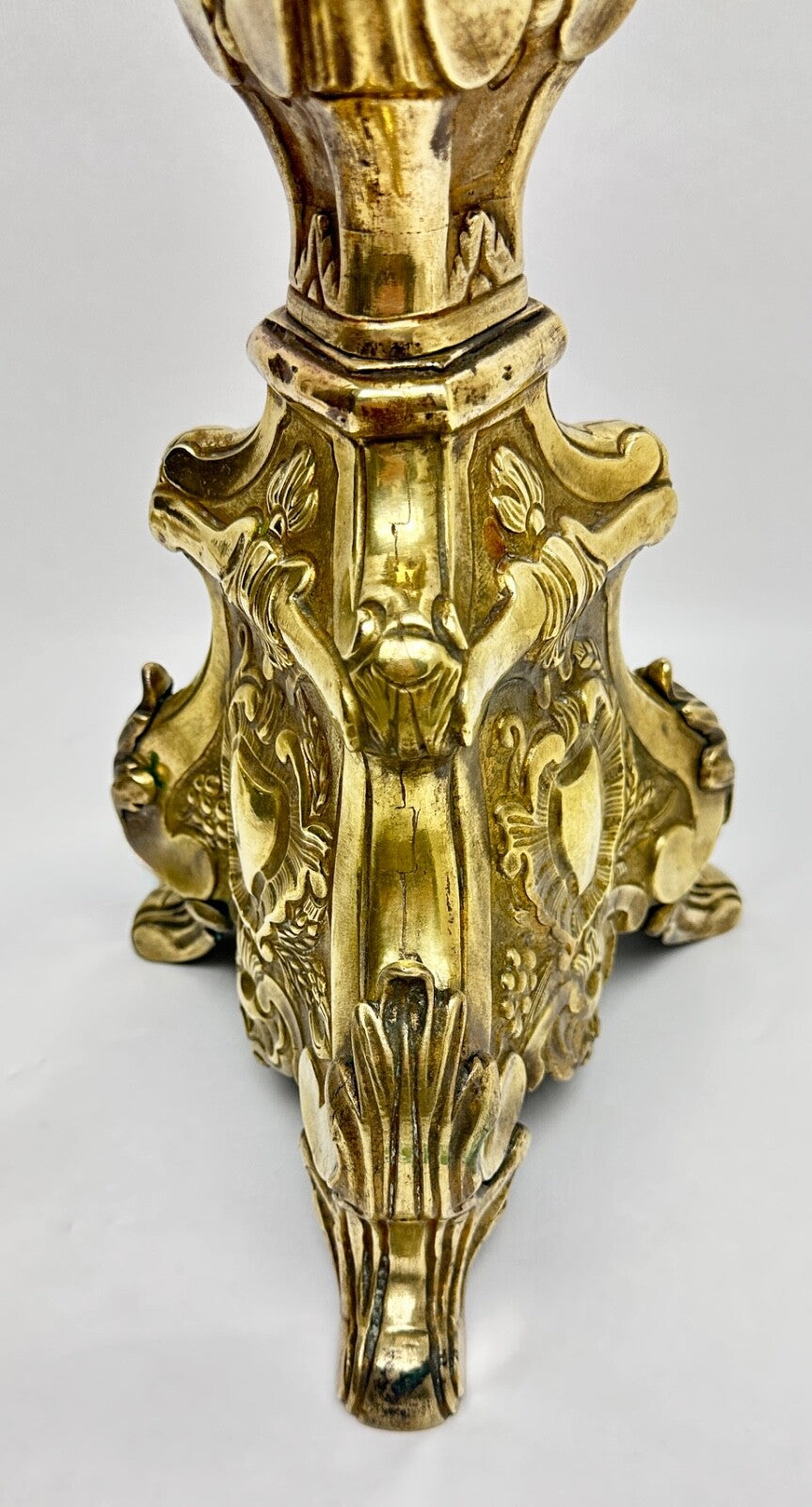 Important Pique-cierge En Laiton Repoussé Monté En Lampe 19ème