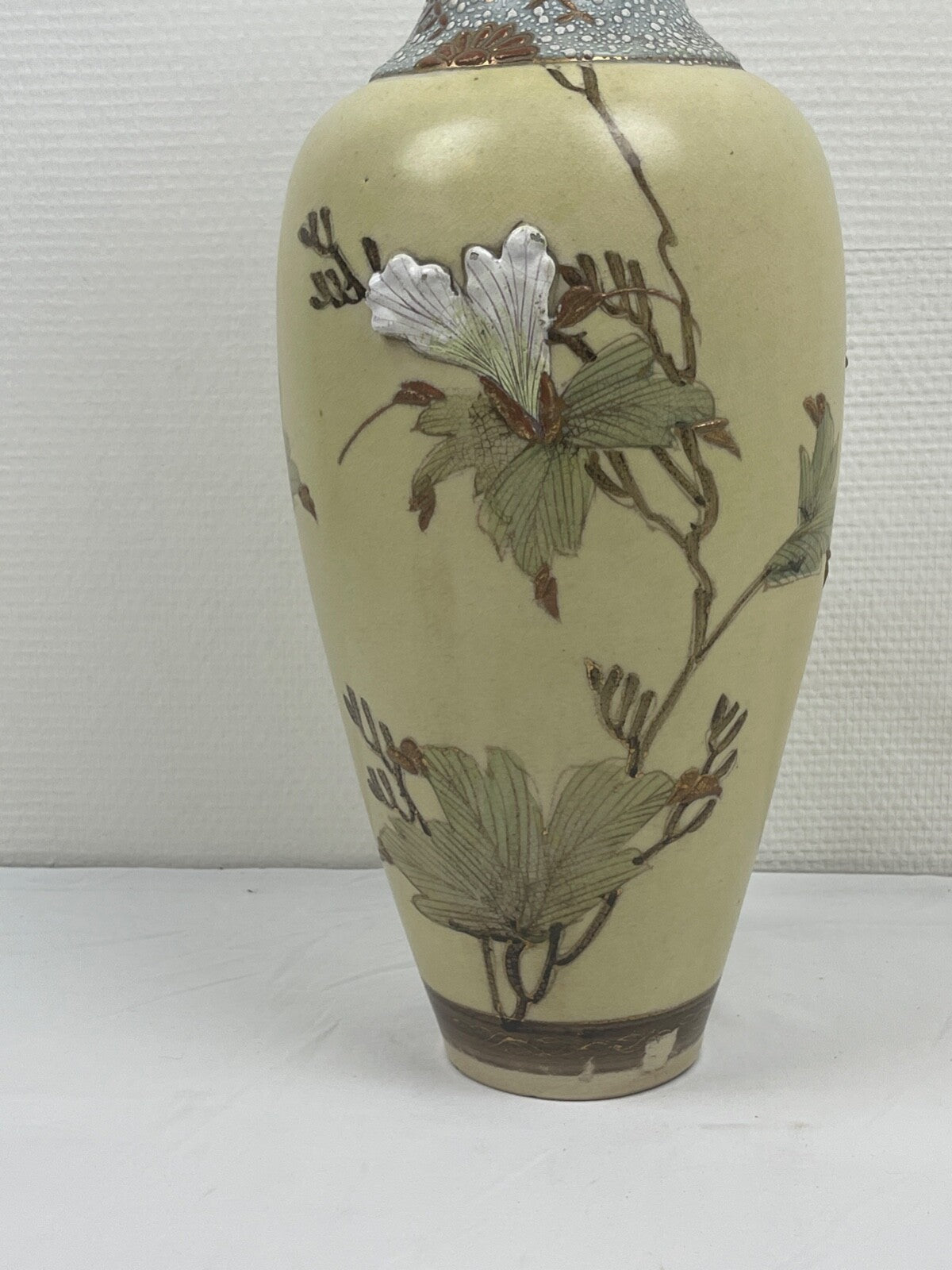 Grand vase en porcelaine du Japon, Satsuma, chrysanthèmes en relief