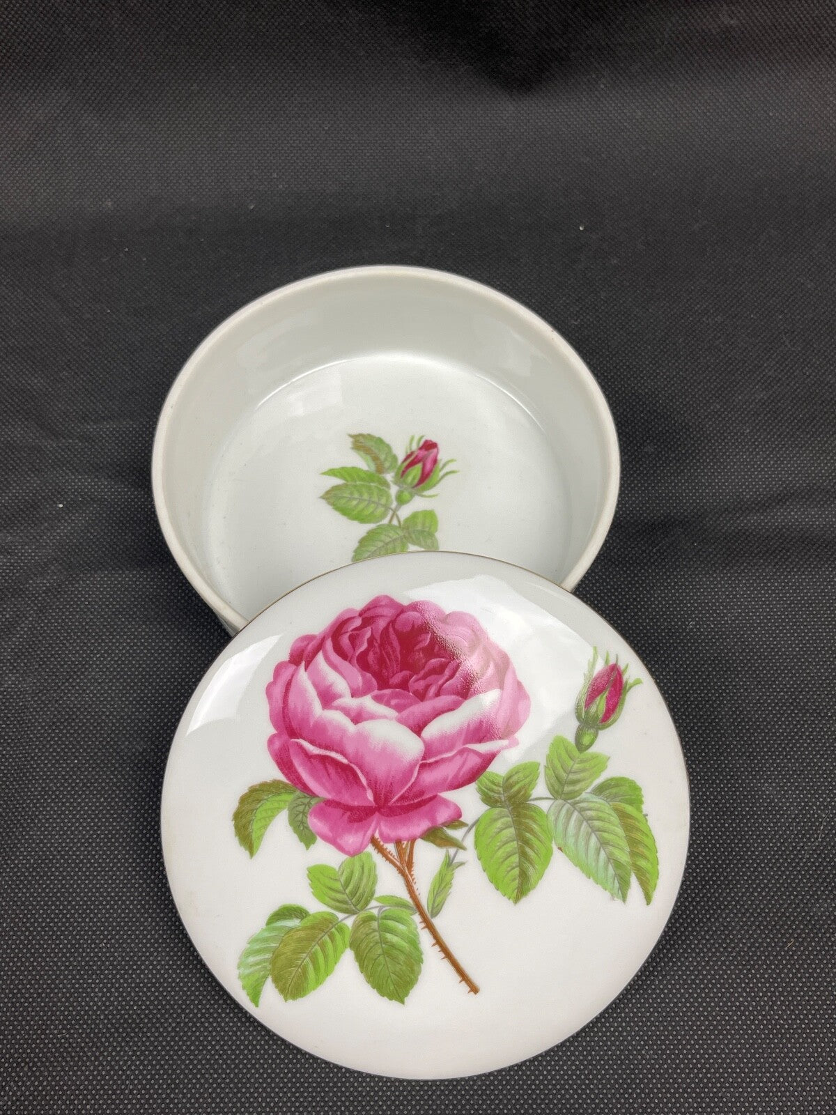 Bonbonnière en porcelaine de Paris