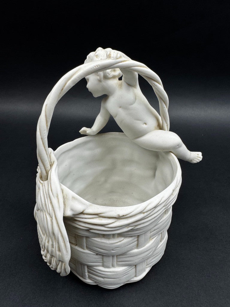 Corbeille en porcelaine blanche à décor de putto, XIXe siècle, 13 cm