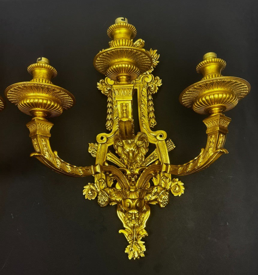 Paire d’importantes appliques en bronze doré, style Louis XVI, époque XIXe
