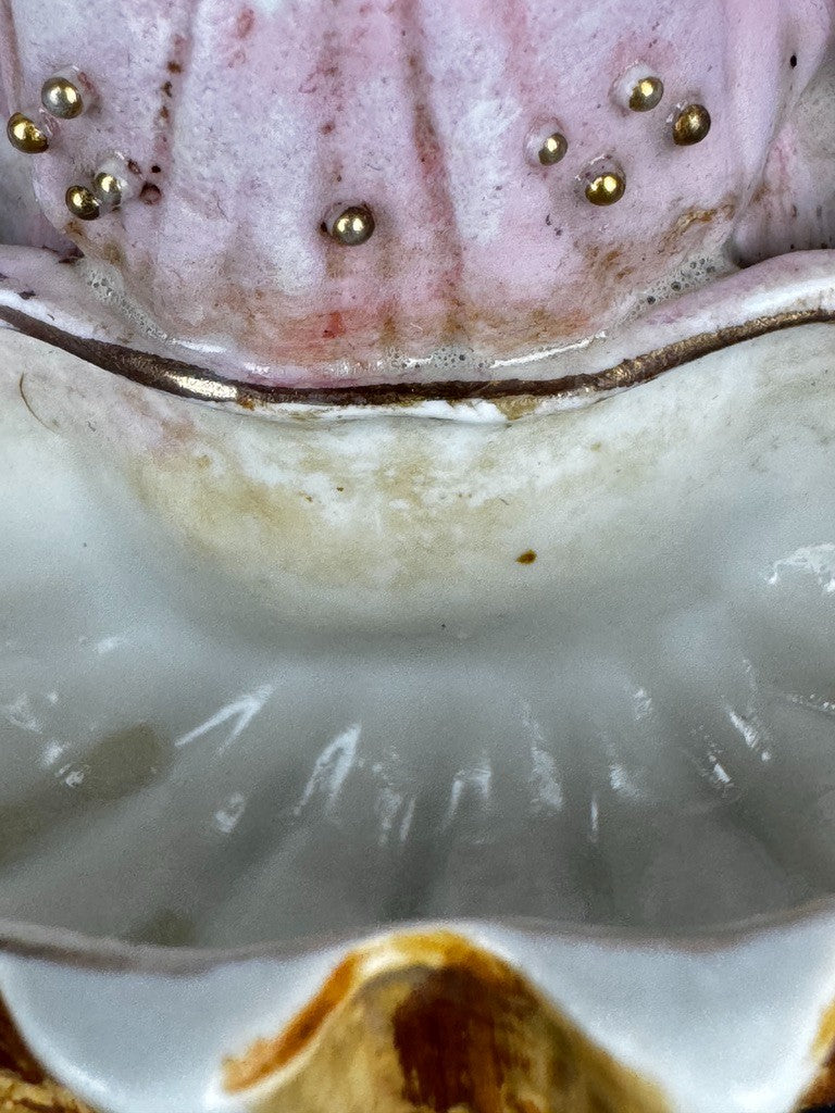 Bénitier mural ange en biscuit de porcelaine polychrome XIXe