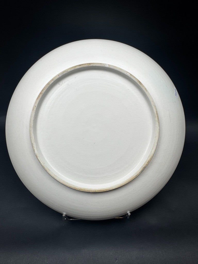 Grand plat décoratif signé André Baud, diamètre 37 cm, décor émaillé