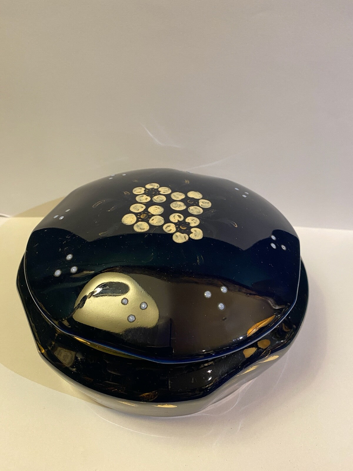 Bonbonnière en porcelaine de Limoges bleu de four et émaux