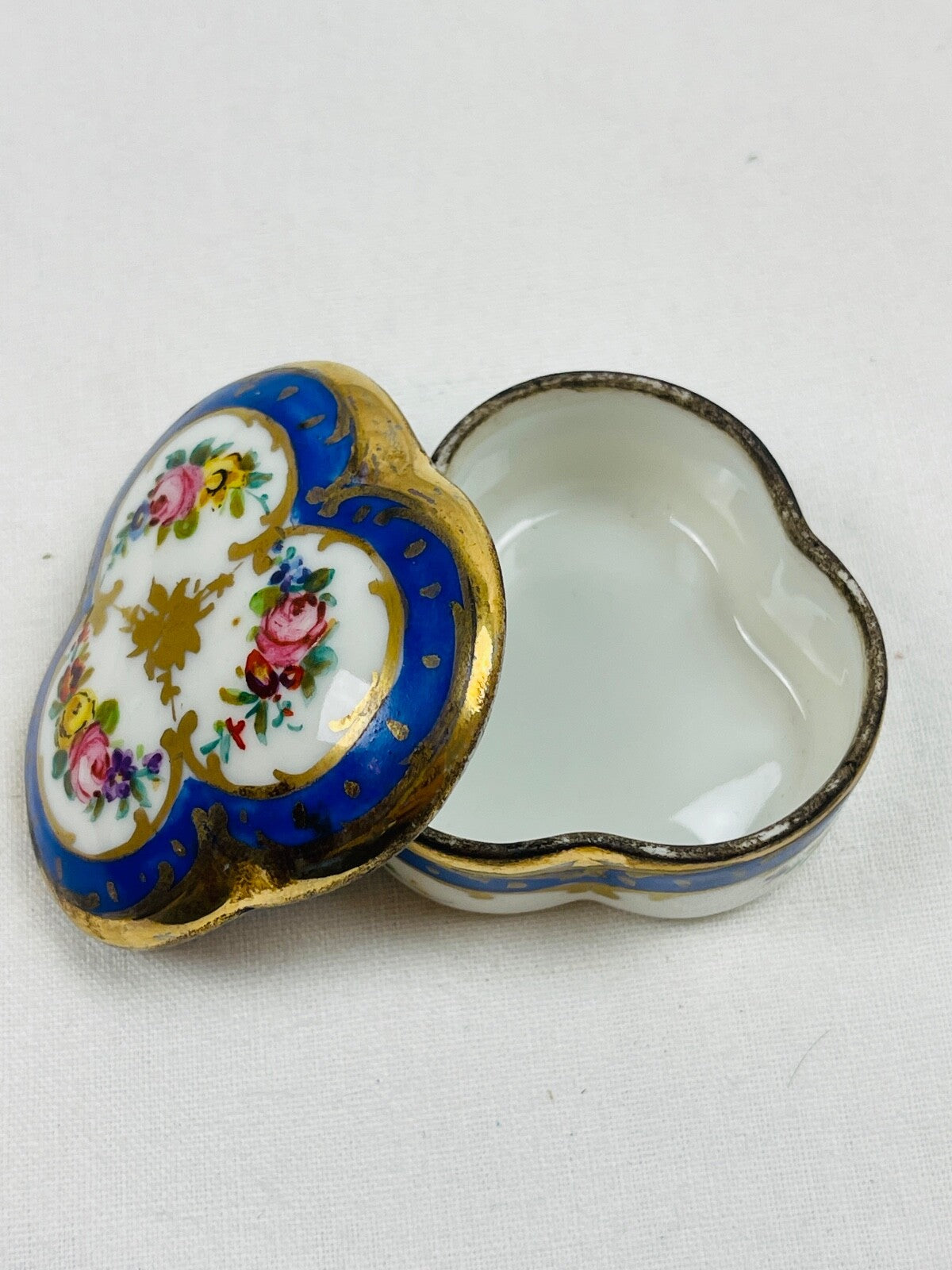 Ancienne boîte à pilules en porcelaine de Limoges ou de Paris