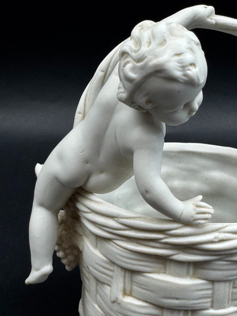 Corbeille en porcelaine blanche à décor de putto, XIXe siècle, 13 cm