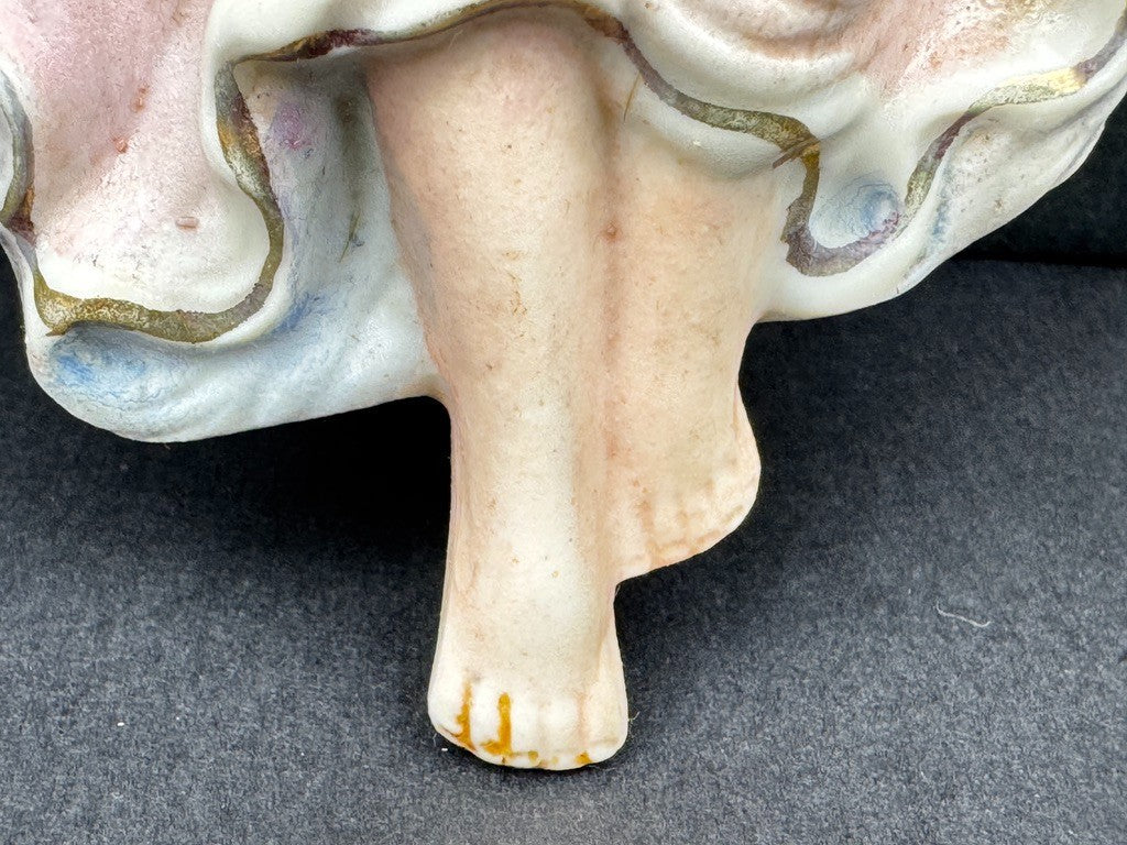 Bénitier mural ange en biscuit de porcelaine polychrome XIXe