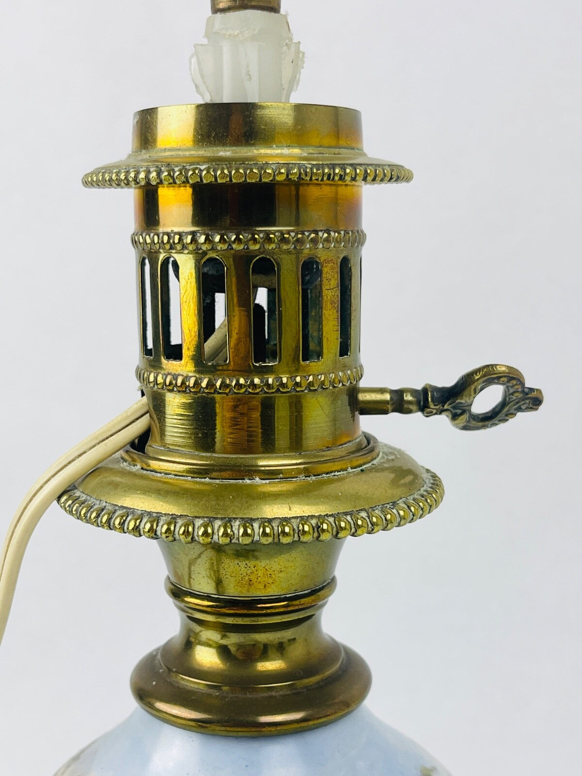 Pied de lampe à huile en porcelaine de Paris à décor polychrome