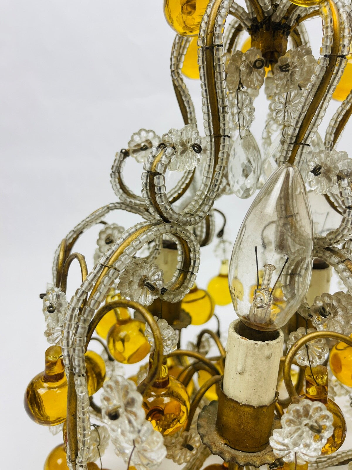 Petit lustre en perles de cristal, gouttes ambrées et laiton, Années 20/30