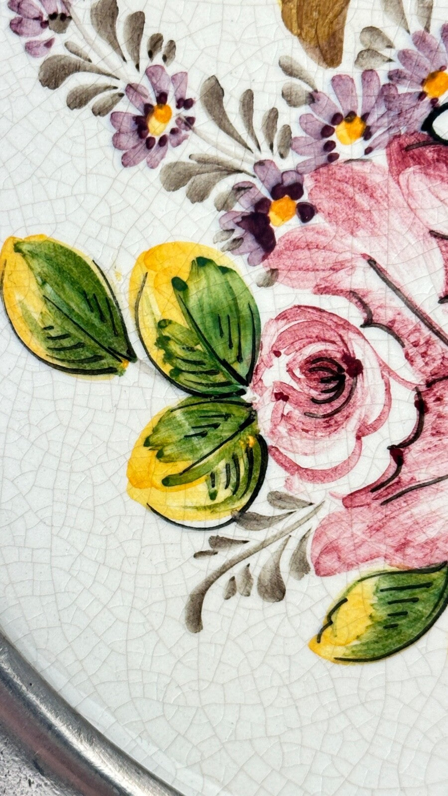 Assiette murale décorative faïence et étain aux fleurs de printemps