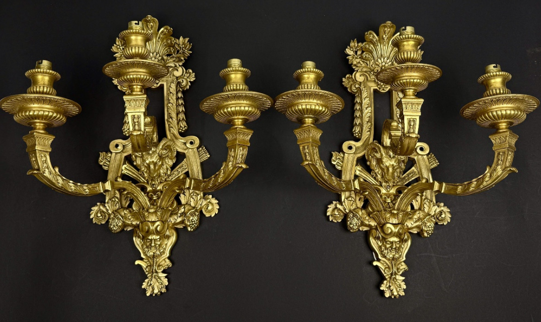 Paire d’importantes appliques en bronze doré, style Louis XVI, époque XIXe