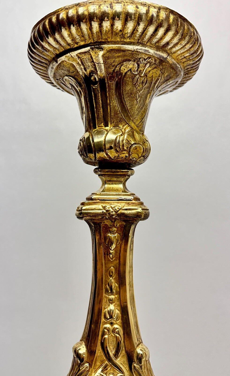 Important Pique-cierge En Laiton Repoussé Monté En Lampe 19ème