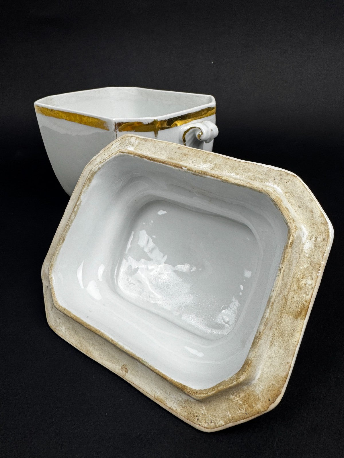 Service à thé en porcelaine blanche et or, époque fin XIXe / début XXe