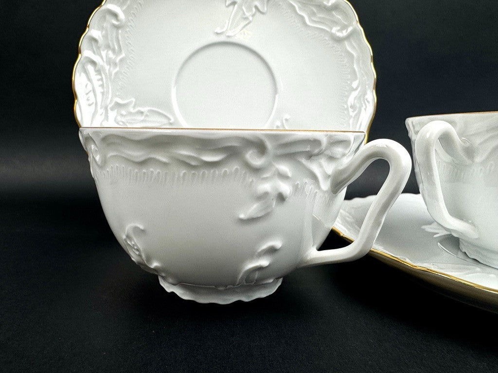 Tasses et soucoupes Tharaud Limoges porcelaine blanche relief doré