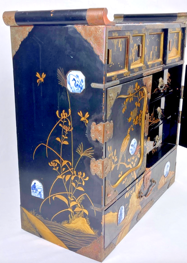 Cabinet En Laque Et Plaques De Porcelaine, Japon 19ème