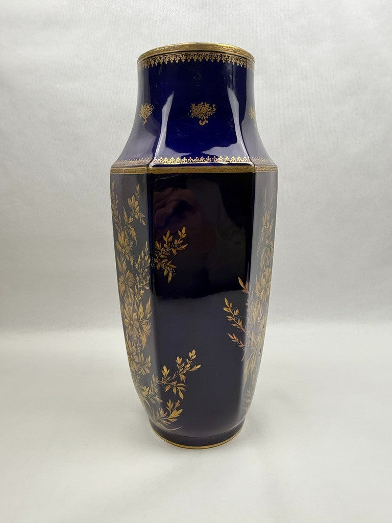 Vase octogonal en porcelaine de Limoges, bleu de four et décor doré, XXe siècle