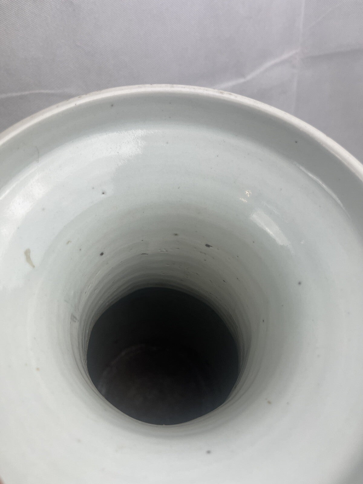 Paire de vases balustres en porcelaine de Chine, dynastie Qing