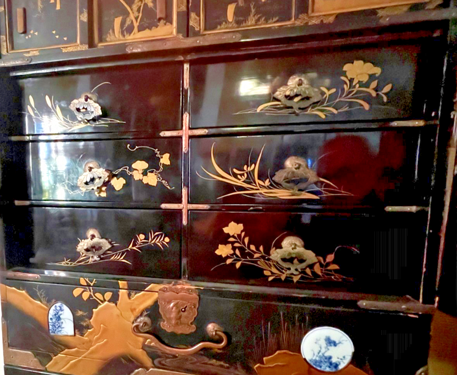 Cabinet En Laque Et Plaques De Porcelaine, Japon 19ème