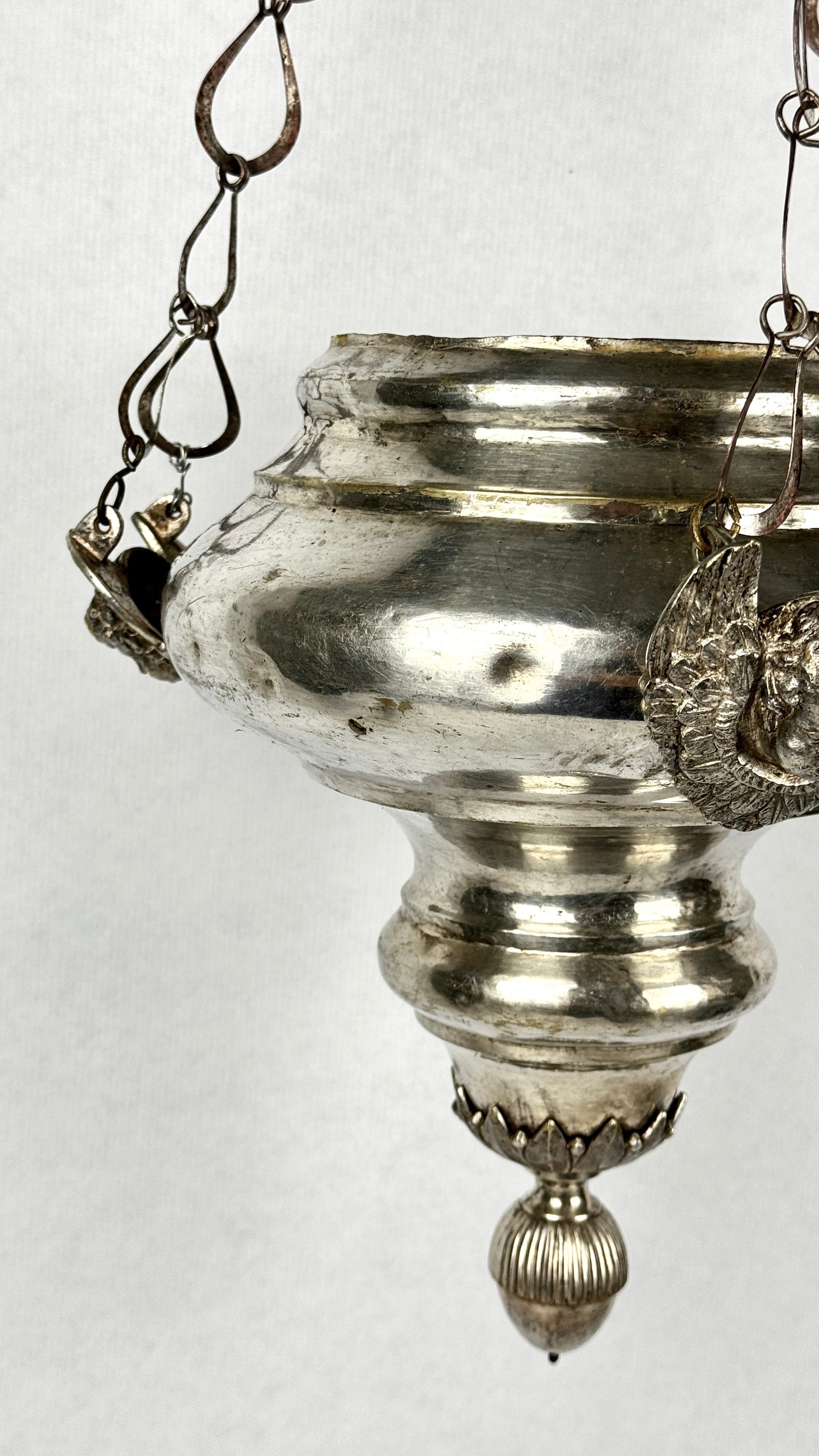 Lustre de sanctuaire XIXe siècle en laiton argenté, décor d’anges 78 cm