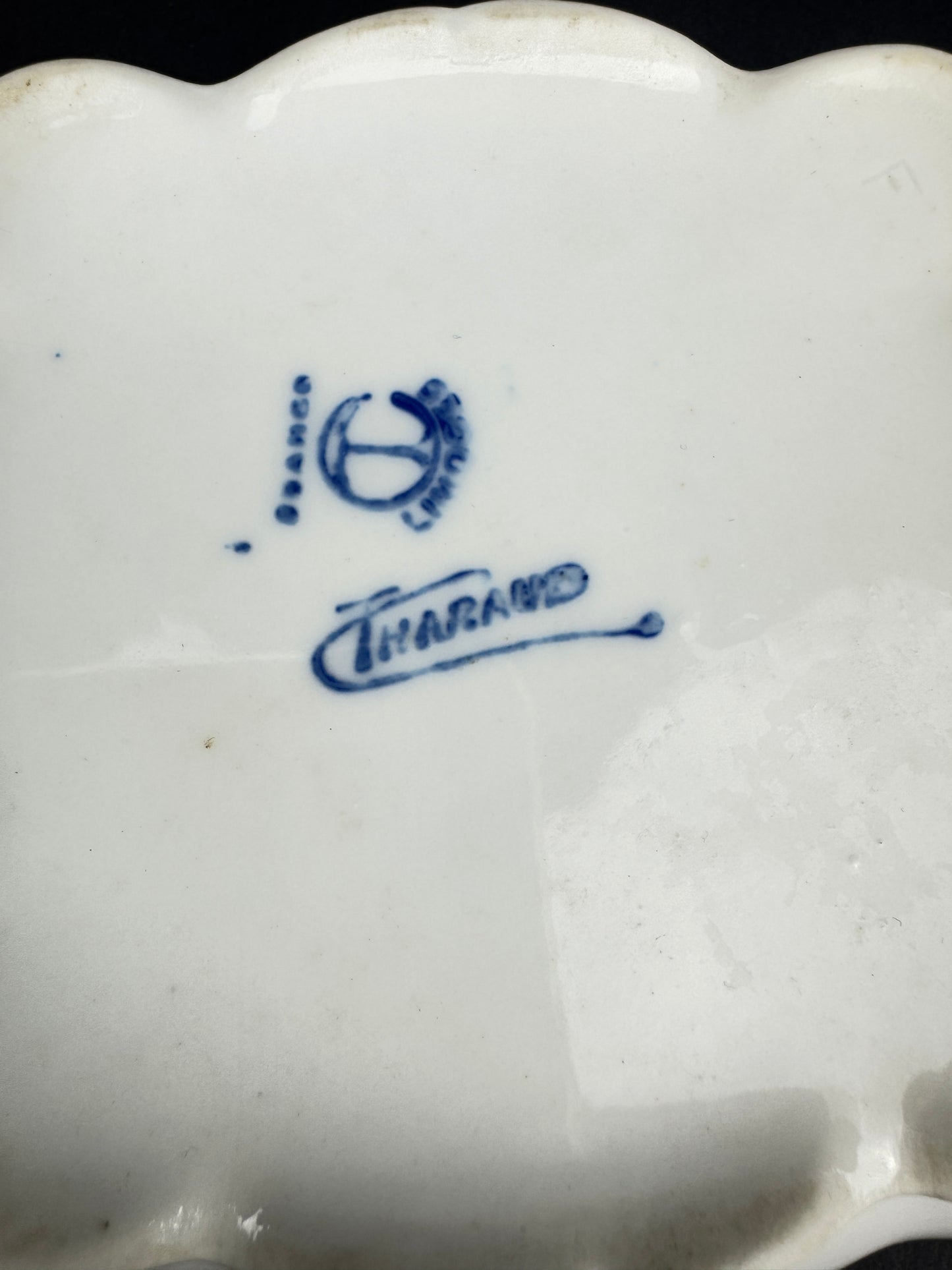 Boîte carrée Tharaud Limoges, décor putti en camaïeu bleu