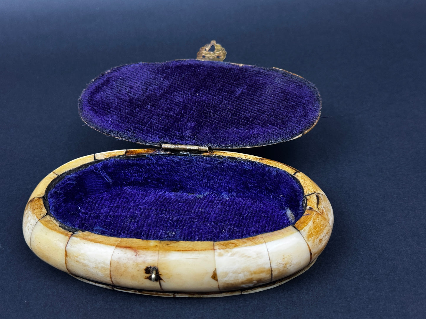 Boîte ovale ancienne en os et laiton, décor rayonnant – Inde, XIXᵉ siècle