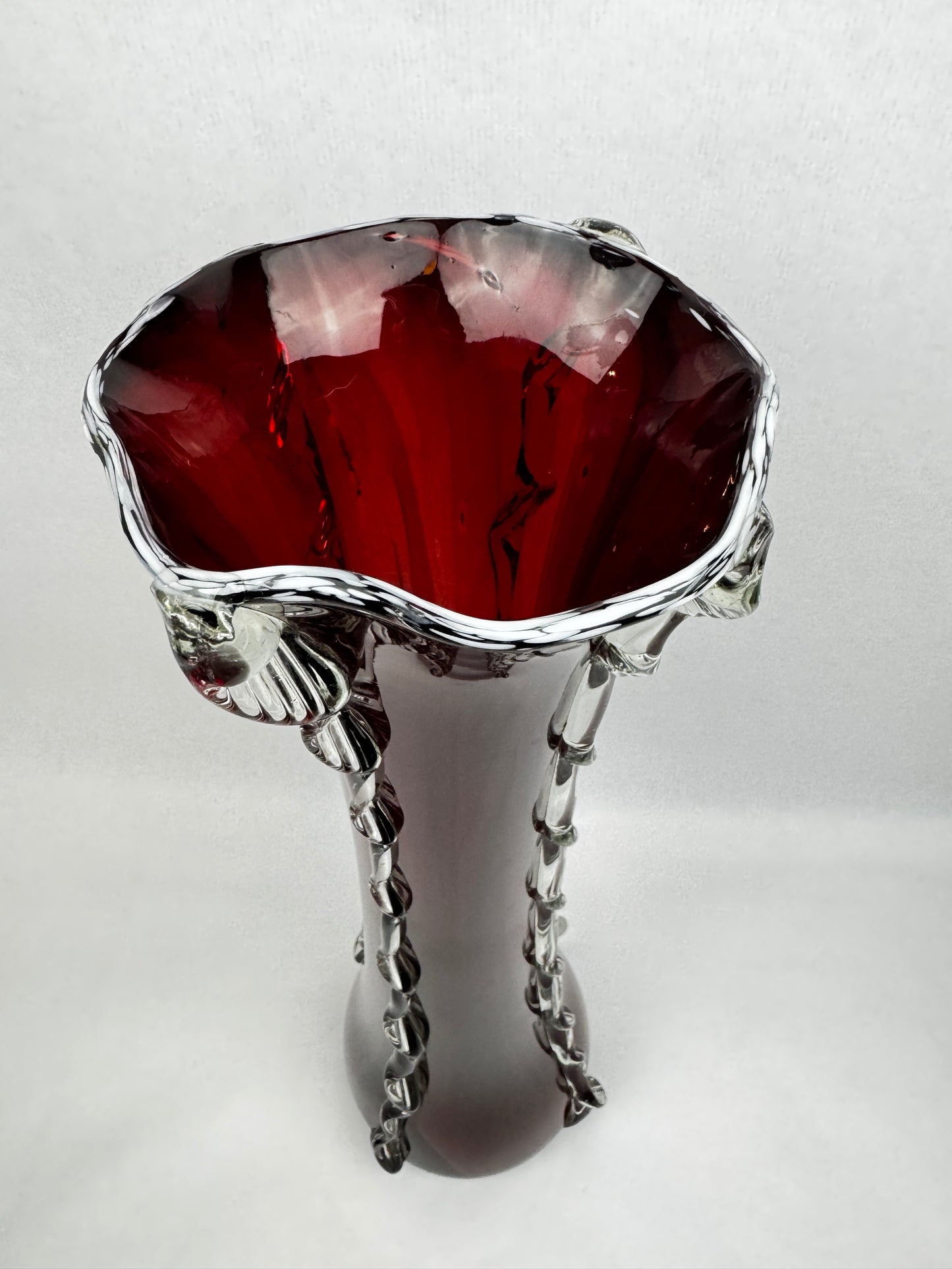 Vase en verre rouge rubis 50 cm décor appliqué clair style Murano