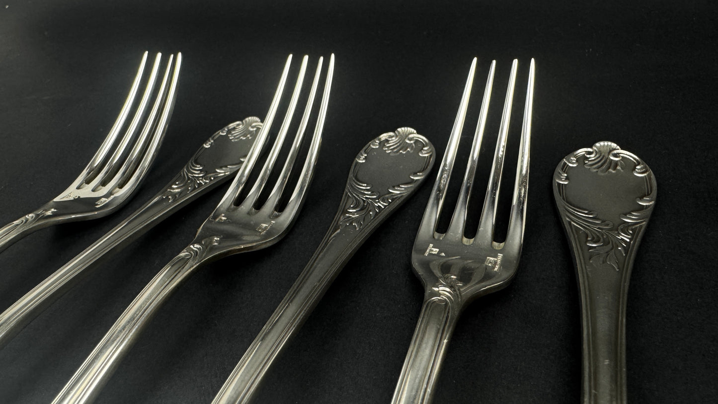 Lor de 6 fourchettes Christofle modèle Marly, longueur 20,5 cm, métal argenté, état proche du neuf.