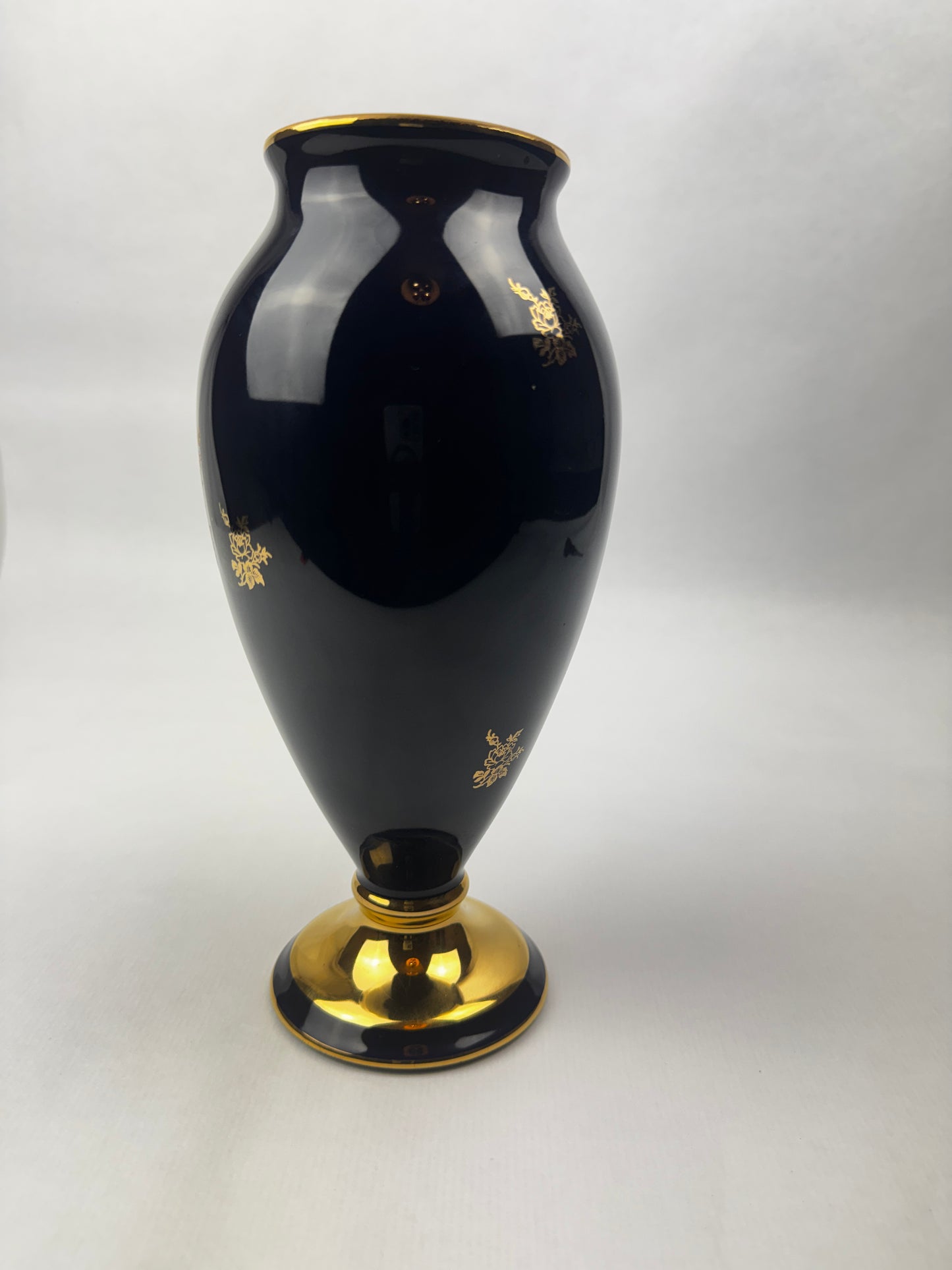 Vase Limoges Castel décor romantique doré à l’or 22 carats – H25 cm
