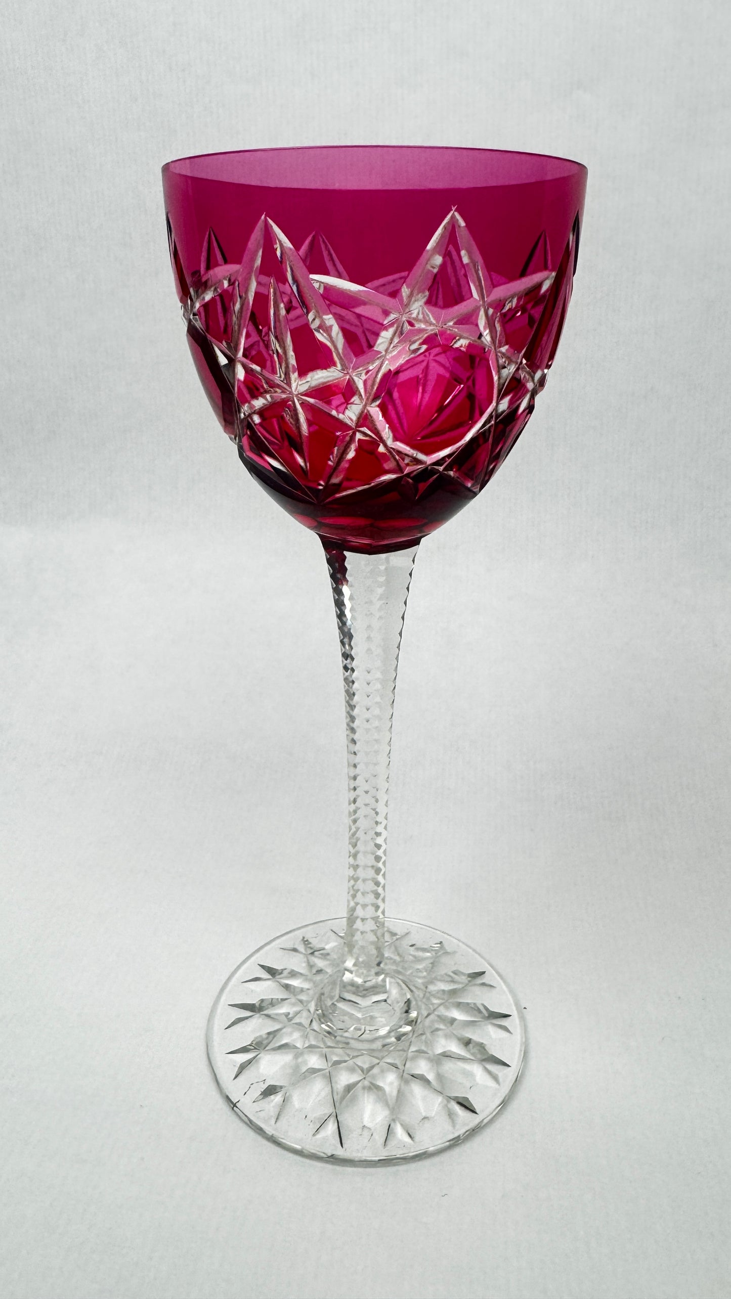 Suite de 5 verres anciens en cristal taillé doublé couleur 19 cm – Baccarat – Modèle S1136 – vers 1890