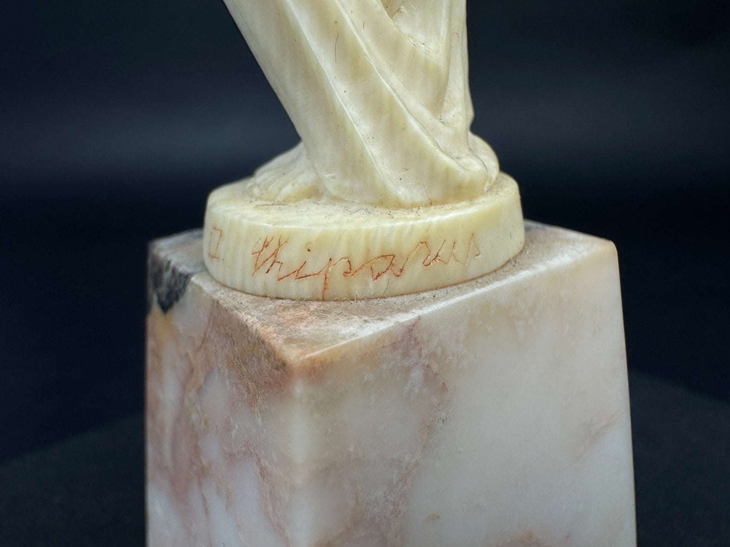 D. Chiparus (1886-1947) – Jeune femme nue, vers 1930 – Sculpture Art Déco sur socle en marbre rose