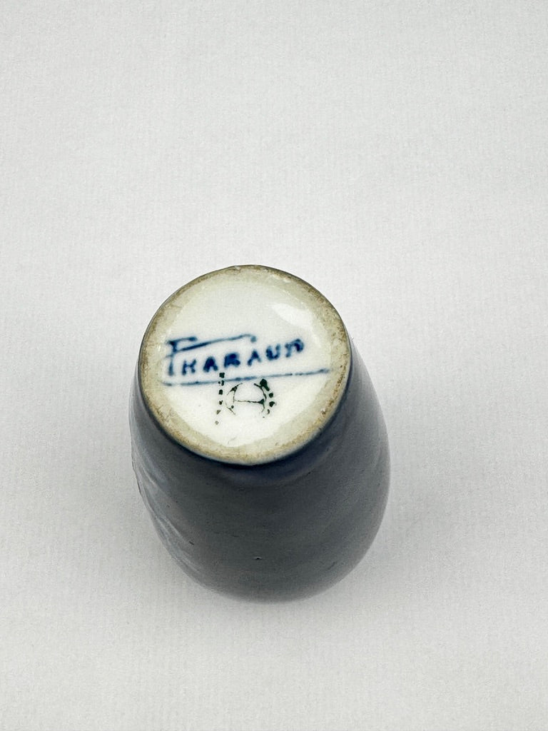 Vase Tharaud Limoges bleu de four à décor en réserve d’un putto