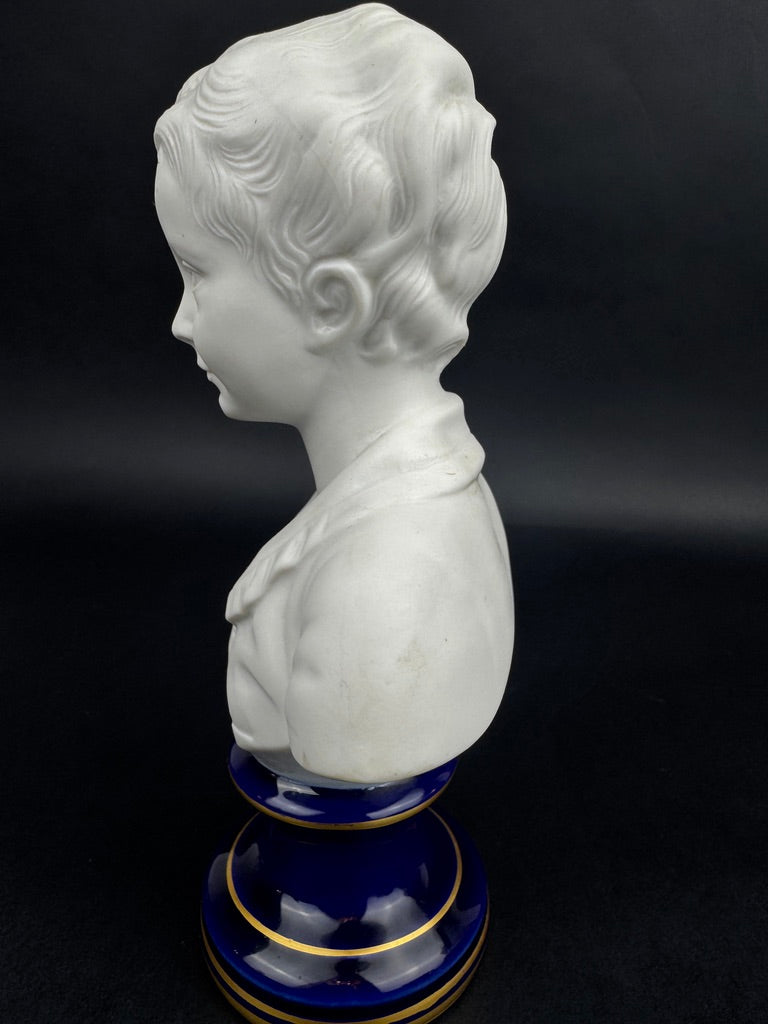 Paire de bustes Enfants Brongniart en biscuit de porcelaine de Limoges sur base bleu cobalt et or