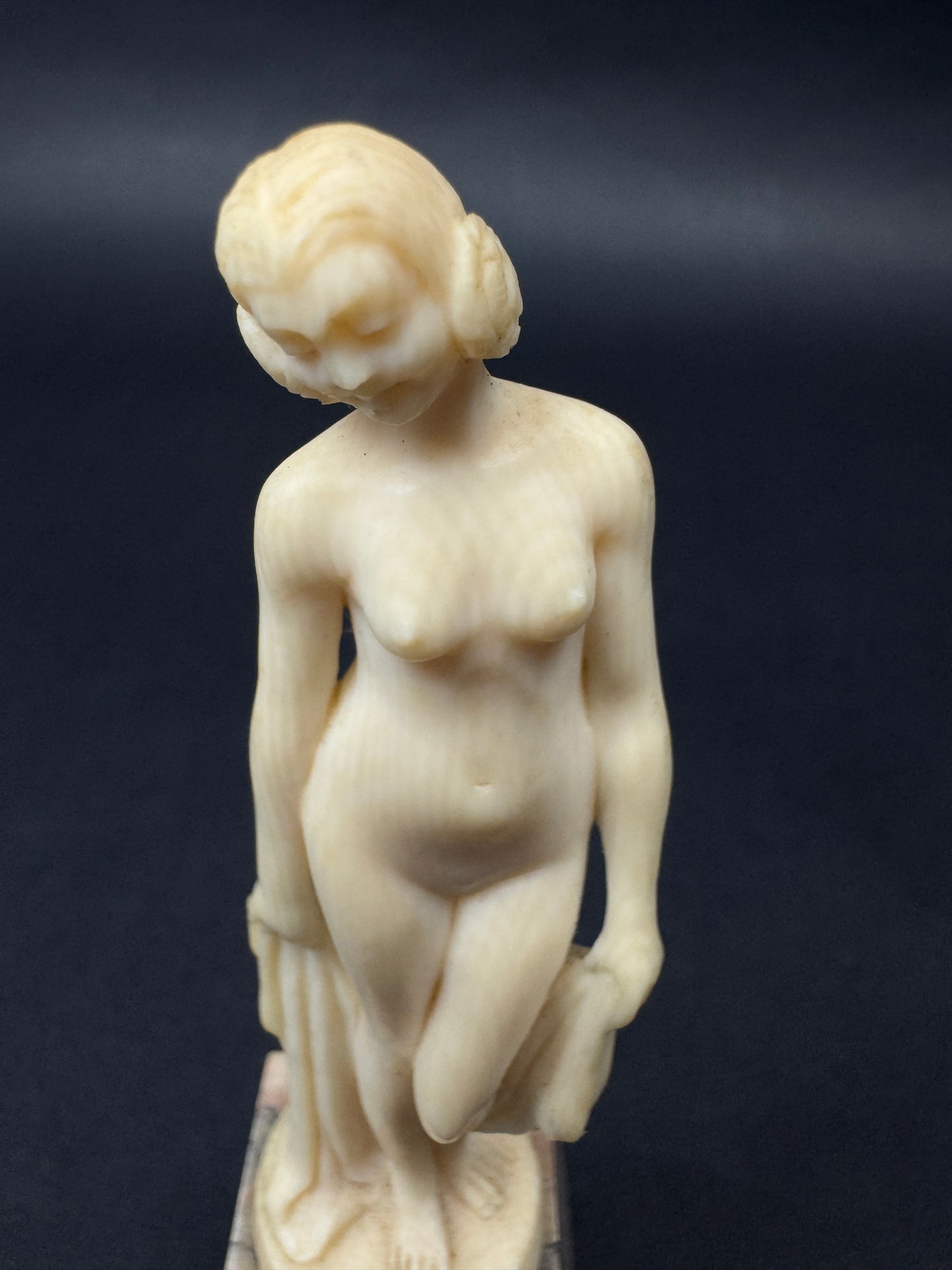 D. Chiparus (1886-1947) – Jeune femme nue, vers 1930 – Sculpture Art Déco sur socle en marbre rose